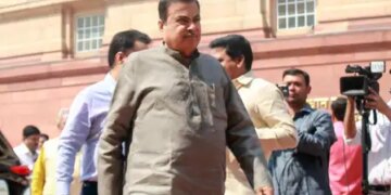 After PM Modi's appeal, Nitin Gadkari set out on a bus journey, said - 'Saving petrol and diesel is the need of the hour'