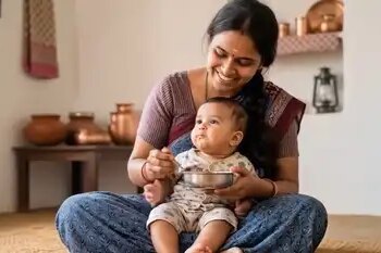 Along with mother's milk, supplementary food is also important, know when and what can be fed to the baby?