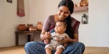 Along with mother's milk, supplementary food is also important, know when and what can be fed to the baby?