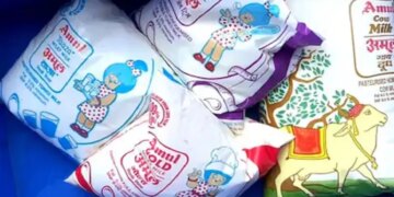 Amul milk became costlier by Rs 2 per liter, Mother Dairy also increased the rate by Rs 2 per liter, know in the video, new prices will be applicable from today.