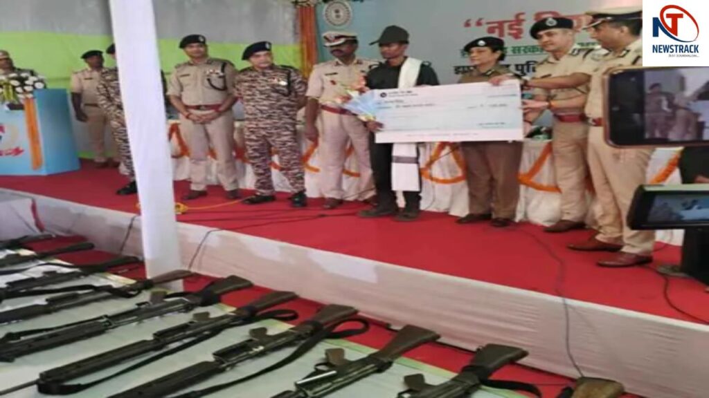Anti Naxal Operation 27 Maoists Surrender. Jharkhand Latest News| JJMP Militants Surrender | Jharkhand News: Big success for Jharkhand Police, 27 Naxalites surrendered. News Track in Hindi