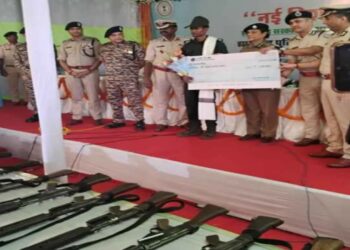Anti Naxal Operation 27 Maoists Surrender. Jharkhand Latest News| JJMP Militants Surrender | Jharkhand News: Big success for Jharkhand Police, 27 Naxalites surrendered. News Track in Hindi