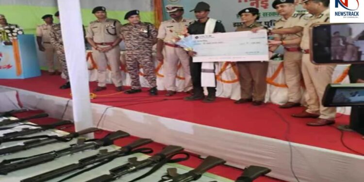 Anti Naxal Operation 27 Maoists Surrender. Jharkhand Latest News| JJMP Militants Surrender | Jharkhand News: Big success for Jharkhand Police, 27 Naxalites surrendered. News Track in Hindi