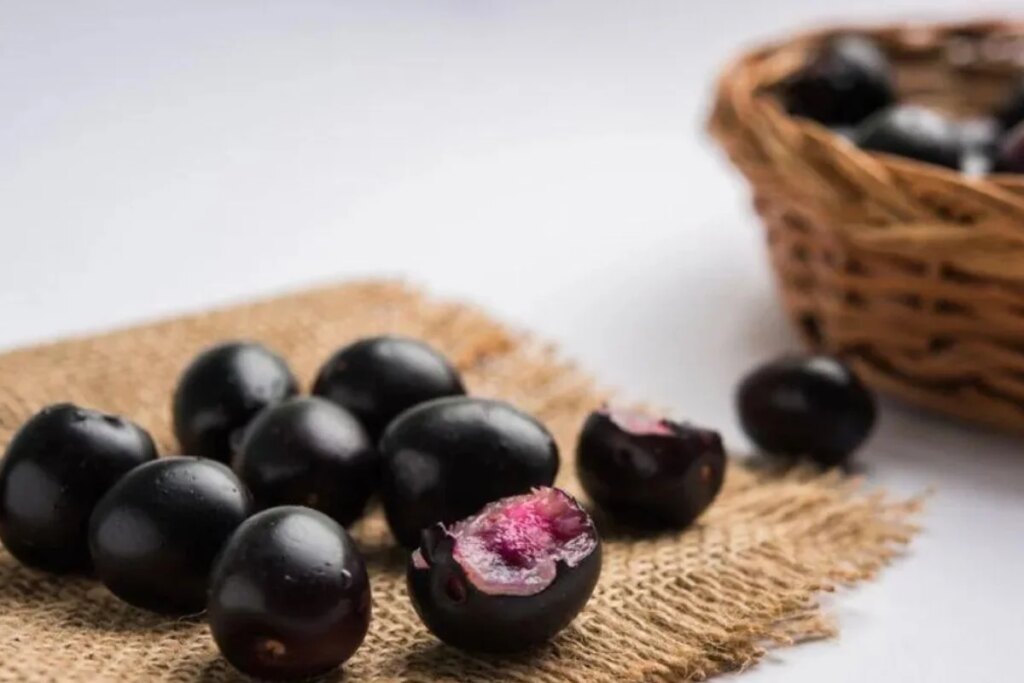 Benefits of Jamun seeds: Effective from blood sugar control to improving digestion.