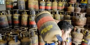 Big shock of inflation: 19kg LPG cylinder becomes costlier by Rs 993 from May 1, 5kg gas also becomes costlier, see full details