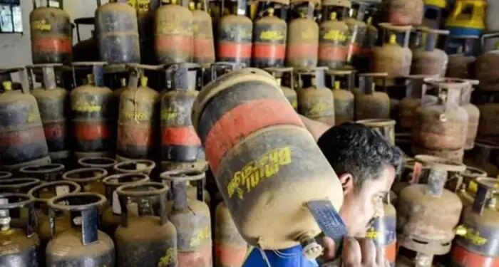 Big shock of inflation: 19kg LPG cylinder becomes costlier by Rs 993 from May 1, 5kg gas also becomes costlier, see full details