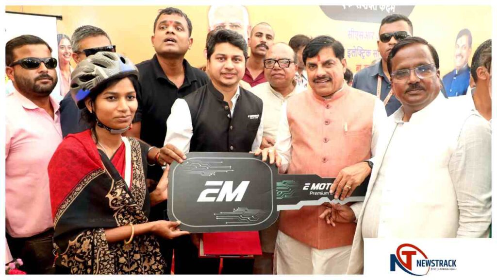 CM Mohan Yadav Distributes E-Cycles to Women Workers in Ujjain, Promotes Electric Vehicles. Madhya Pradesh News: CM Mohan Yadav distributed e-bicycles to 40 women Karmayogis in Ujjain. News Track in Hindi
