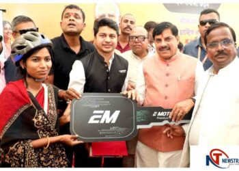 CM Mohan Yadav Distributes E-Cycles to Women Workers in Ujjain, Promotes Electric Vehicles. Madhya Pradesh News: CM Mohan Yadav distributed e-bicycles to 40 women Karmayogis in Ujjain. News Track in Hindi