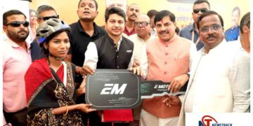 CM Mohan Yadav Distributes E-Cycles to Women Workers in Ujjain, Promotes Electric Vehicles. Madhya Pradesh News: CM Mohan Yadav distributed e-bicycles to 40 women Karmayogis in Ujjain. News Track in Hindi