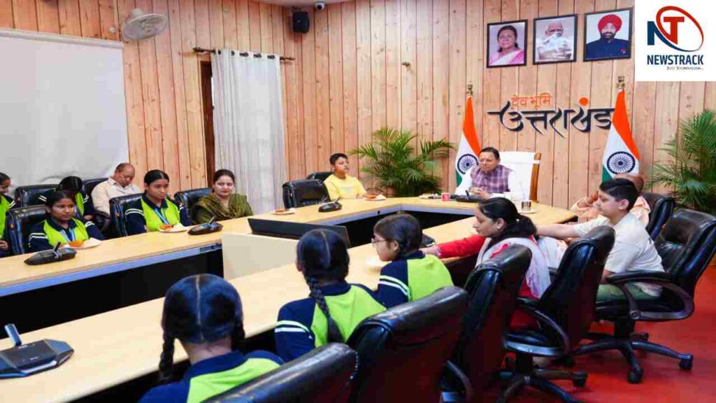 CM Pushkar Singh Dhami Mann Ki Baat 134| PM Narendra Modi Uttarakhand Latest News | Pushkar Singh Dhami: CM listened to the 134th edition of Prime Minister's Mann Ki Baat with girls. News Track in Hindi