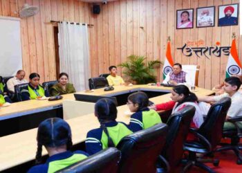 CM Pushkar Singh Dhami Mann Ki Baat 134| PM Narendra Modi Uttarakhand Latest News | Pushkar Singh Dhami: CM listened to the 134th edition of Prime Minister's Mann Ki Baat with girls. News Track in Hindi