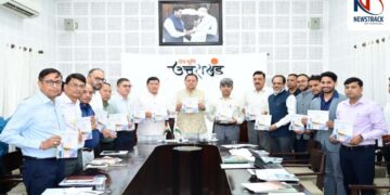 CM Pushkar Singh Dhami Uttarakhand Latest News| PM Surya Ghar Yojana Newstrack Latest News | Uttarakhand News: Chief Minister Pushkar Singh Dhami released 'Solar Awareness Souvenir Booklet'. News Track in Hindi