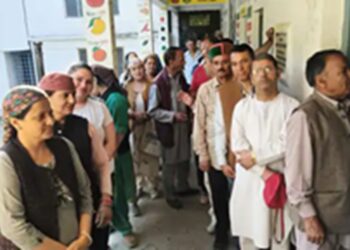 Celebration of democracy in Himachal: Second phase of voting begins in 1276 Panchayats, 17.30 lakh voters in queue to elect village government.