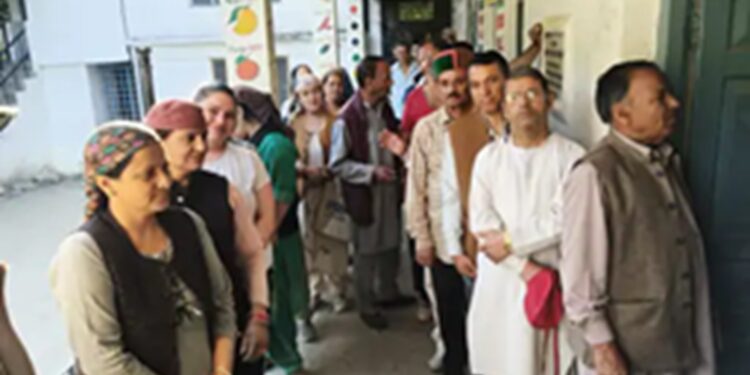 Celebration of democracy in Himachal: Second phase of voting begins in 1276 Panchayats, 17.30 lakh voters in queue to elect village government.