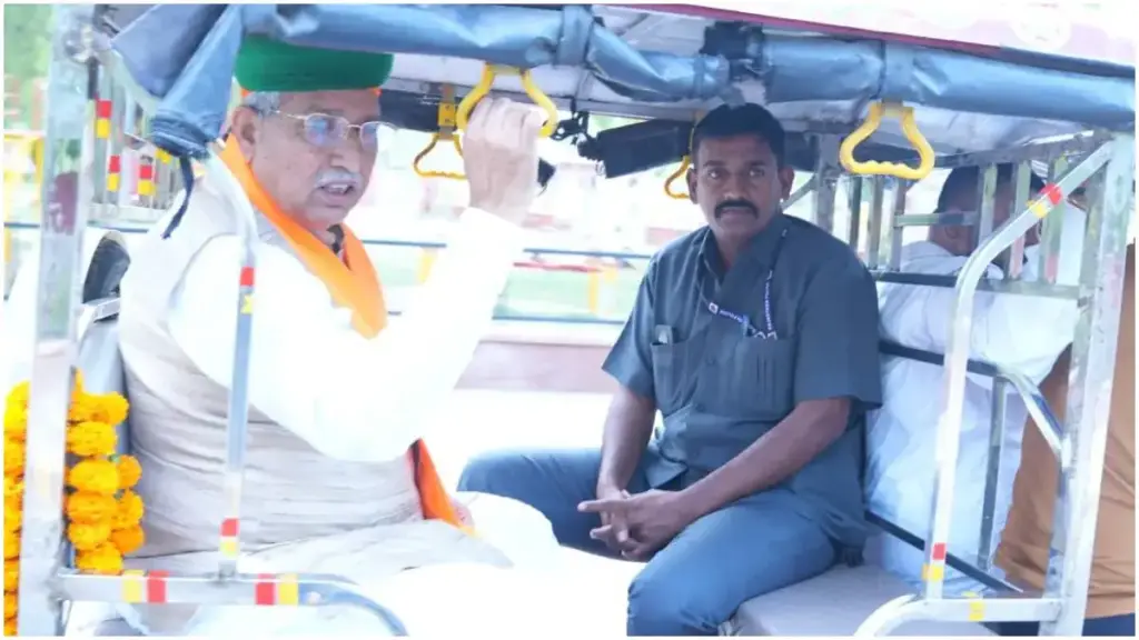Check it out in the video! In Bikaner, Union Minister Arjunram Meghwal reached home by e-rickshaw, did not order a car to save petrol and diesel.