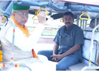 Check it out in the video! In Bikaner, Union Minister Arjunram Meghwal reached home by e-rickshaw, did not order a car to save petrol and diesel.
