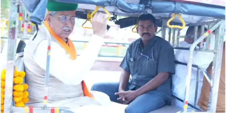 Check it out in the video! In Bikaner, Union Minister Arjunram Meghwal reached home by e-rickshaw, did not order a car to save petrol and diesel.