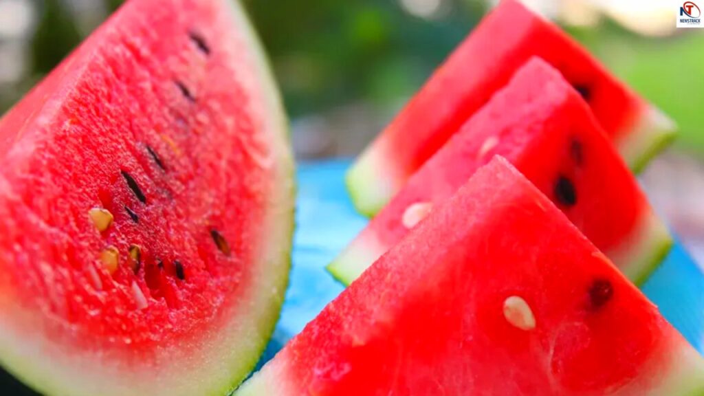 Chhattisgarh Watermelon Death Case. Chhattisgarh News|Watermelon Poisoning | Chhattisgarh: Watermelon becomes 'poison'! 15 year old teenager dies, 3 children fall ill, one small mistake is costly. News Track in Hindi