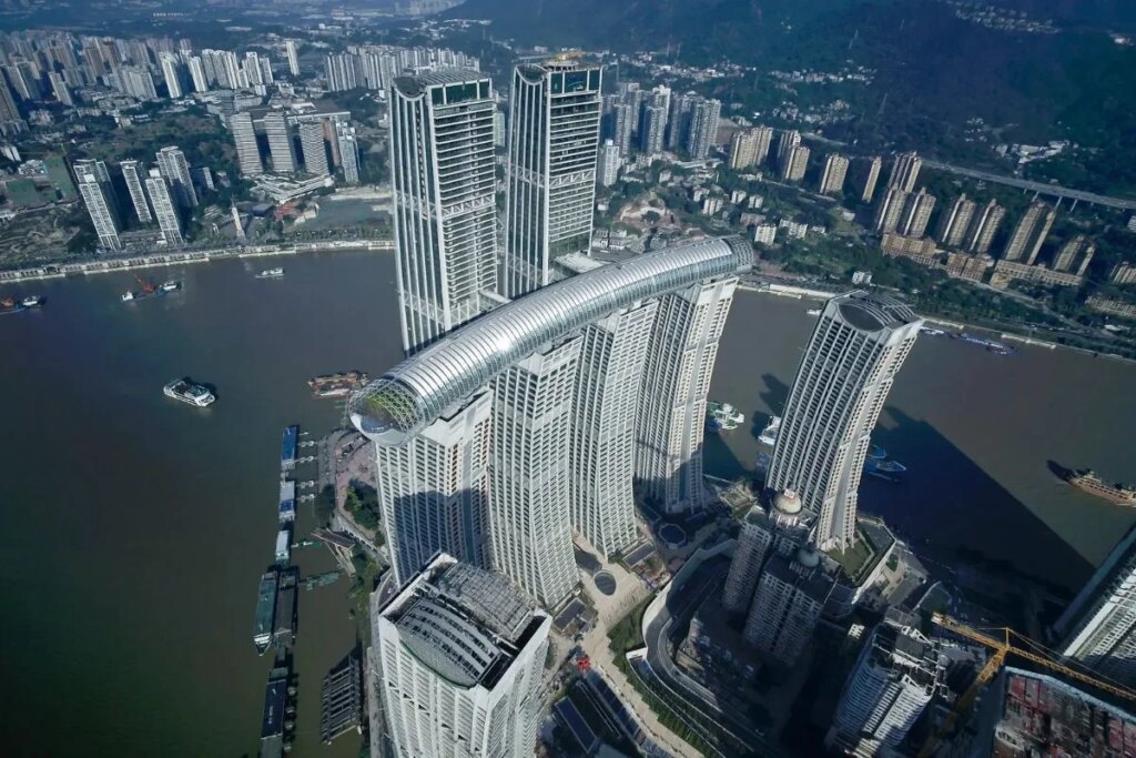 China's unique 'recumbent skyscraper': an amazing example of engineering suspended in the air