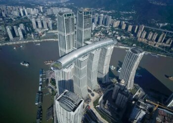China's unique 'recumbent skyscraper': an amazing example of engineering suspended in the air