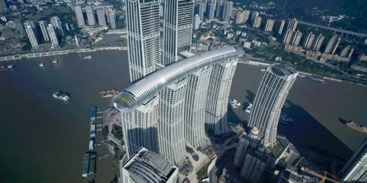 China's unique 'recumbent skyscraper': an amazing example of engineering suspended in the air