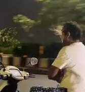 Dangerous video of stunting in Lucknow! Uncle was seen driving a scooter without holding the handle, people said - 'It seems that Yamraj is on leave...'
