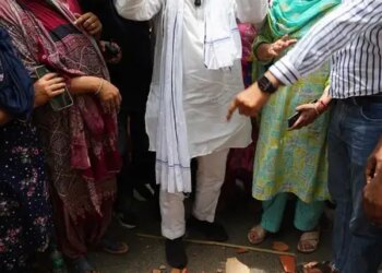 दिल्ली: पानी की किल्लत को लेकर ‘आप’ ने कोंडली में मटका फोड़ प्रदर्शन किया