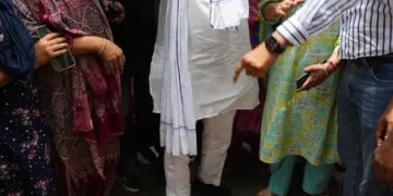 दिल्ली: पानी की किल्लत को लेकर ‘आप’ ने कोंडली में मटका फोड़ प्रदर्शन किया