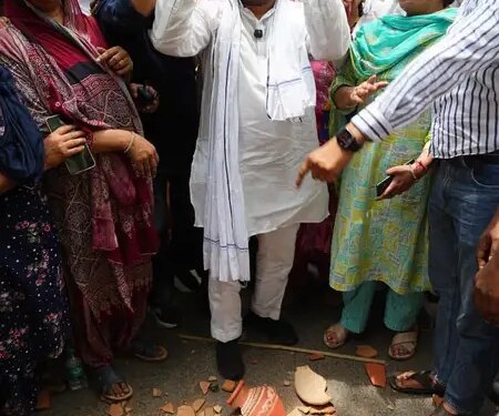 दिल्ली: पानी की किल्लत को लेकर ‘आप’ ने कोंडली में मटका फोड़ प्रदर्शन किया