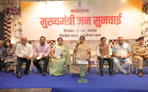 Delhi CM Rekha Gupta held 'public hearing' in Shalimar Bagh to solve public problems.