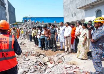 दिल्ली सरकार ने शालीमार बाग में सड़क चौड़ीकरण के लिए 143 अवैध ढांचों को गिराना शुरू किया