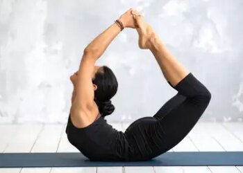 Dhanurasana is helpful in keeping the kidneys healthy, makes the body strong from inside.