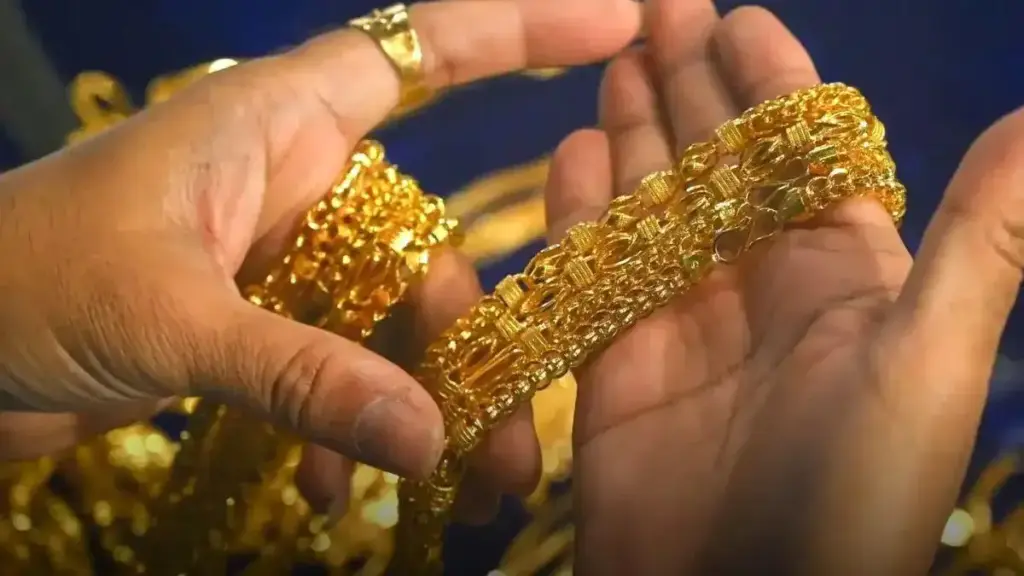 Fall in gold prices, huge upheaval in silver, know the latest rates from 24 carat to 18 carat.