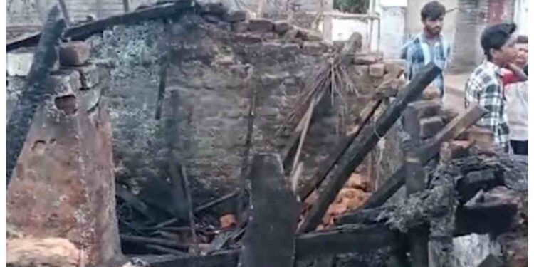 Four Family Members Killed in Cylinder Blast in Chhattisgarh, CM Announces Compensation. Chhattisgarh News: Cylinder blast in Durg became a scene of death, 4 including a one and a half year old girl were burnt alive. News Track in Hindi