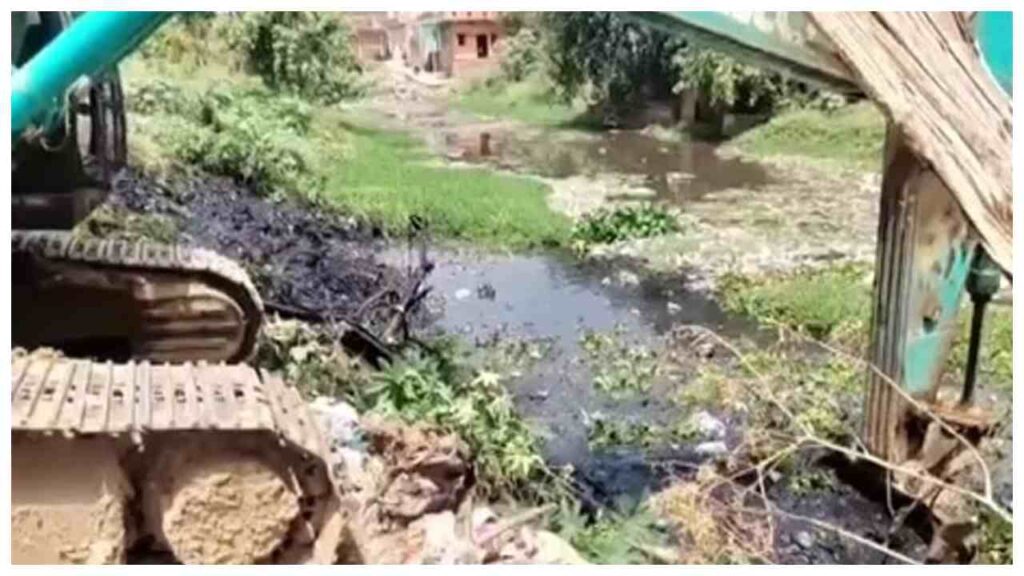Garhwa Saraswati River Cleaning Campaign: Public and Officials Unite to Save River in Jharkhand | Jharkhand News: Joint campaign of public and administration to save Saraswatia river in Garhwa. News Track in Hindi
