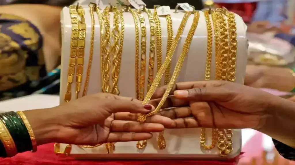 Gold Rate Today: After continuous rise, the price of 22 carat gold slipped to ₹ 1,46,240! Silver also became cheaper, know the latest price