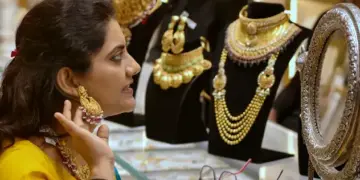 Heavy fall in gold price after Khamenei's big statement, stir among investors, check latest gold price