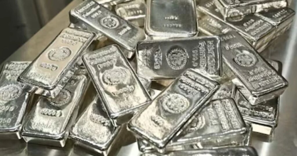 Heavy fall in silver prices: Rs 16,352 fell in a single day, investors stirred