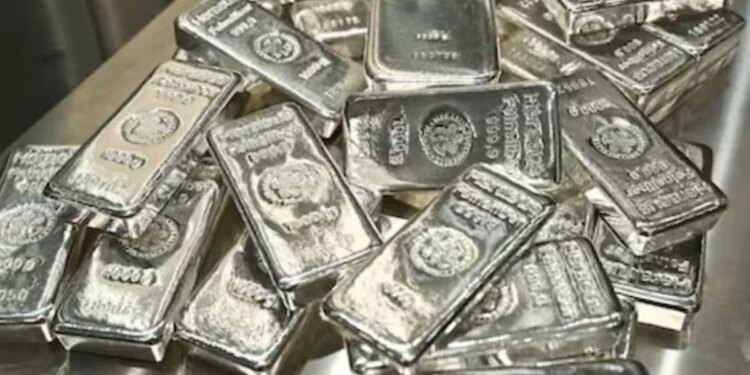 Heavy fall in silver prices: Rs 16,352 fell in a single day, investors stirred