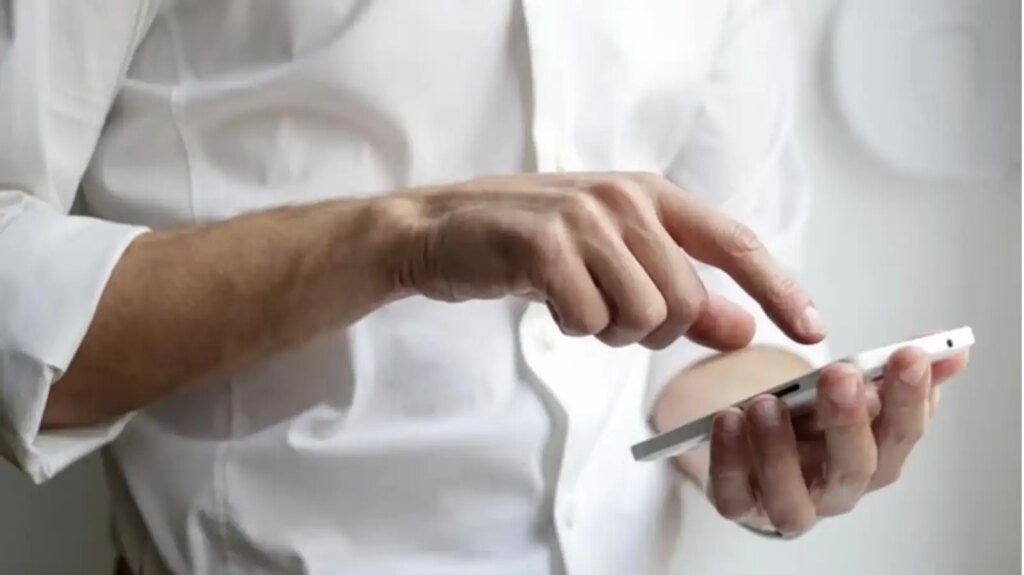 How safe is it to charge your phone during a storm? Know the important precautions
