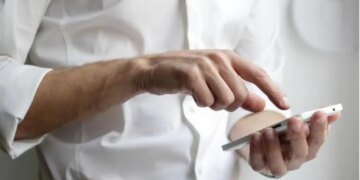 How safe is it to charge your phone during a storm? Know the important precautions