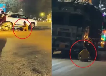 'I want to drink, let me drink', the person spilled the drink while sitting in the middle of the intersection, vehicles kept passing by - VIDEO