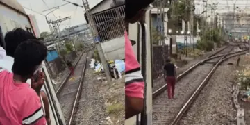 'If I had been there, I would have got down and killed...' What happened in the local train that people got angry, watch the entire incident in the video.