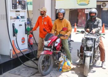 पेट्रोल-डीजल की कीमतों में 3 रुपए बढ़ोतरी मामूली, तेल कंपनियां प्रतिदिन झेल रहीं 1,000 करोड़ रुपए का नुकसान: शीर्ष अधिकारी