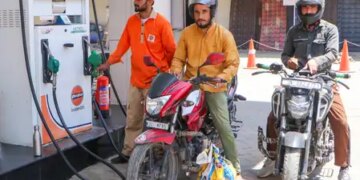 पेट्रोल-डीजल की कीमतों में 3 रुपए बढ़ोतरी मामूली, तेल कंपनियां प्रतिदिन झेल रहीं 1,000 करोड़ रुपए का नुकसान: शीर्ष अधिकारी