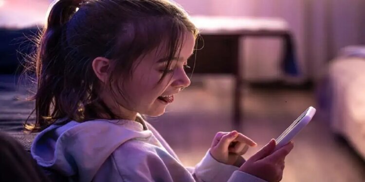 Increasing mobile addiction among children has become a matter of concern! Surprising facts revealed in AIIMS study