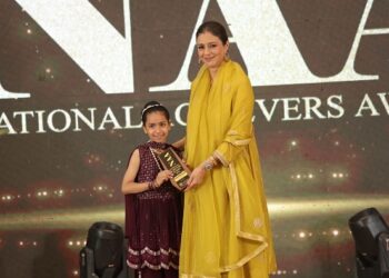 International yoga star Vanya Sharma became the pride of honour, Tabu received the prestigious award.