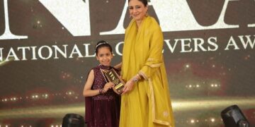 International yoga star Vanya Sharma became the pride of honour, Tabu received the prestigious award.