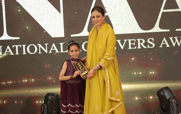 International yoga star Vanya Sharma became the pride of honour, Tabu received the prestigious award.