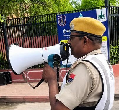 Jaipur Police's environmental initiative: Appeal to switch off engine at red light; Message given of 'save oil, reduce pollution'